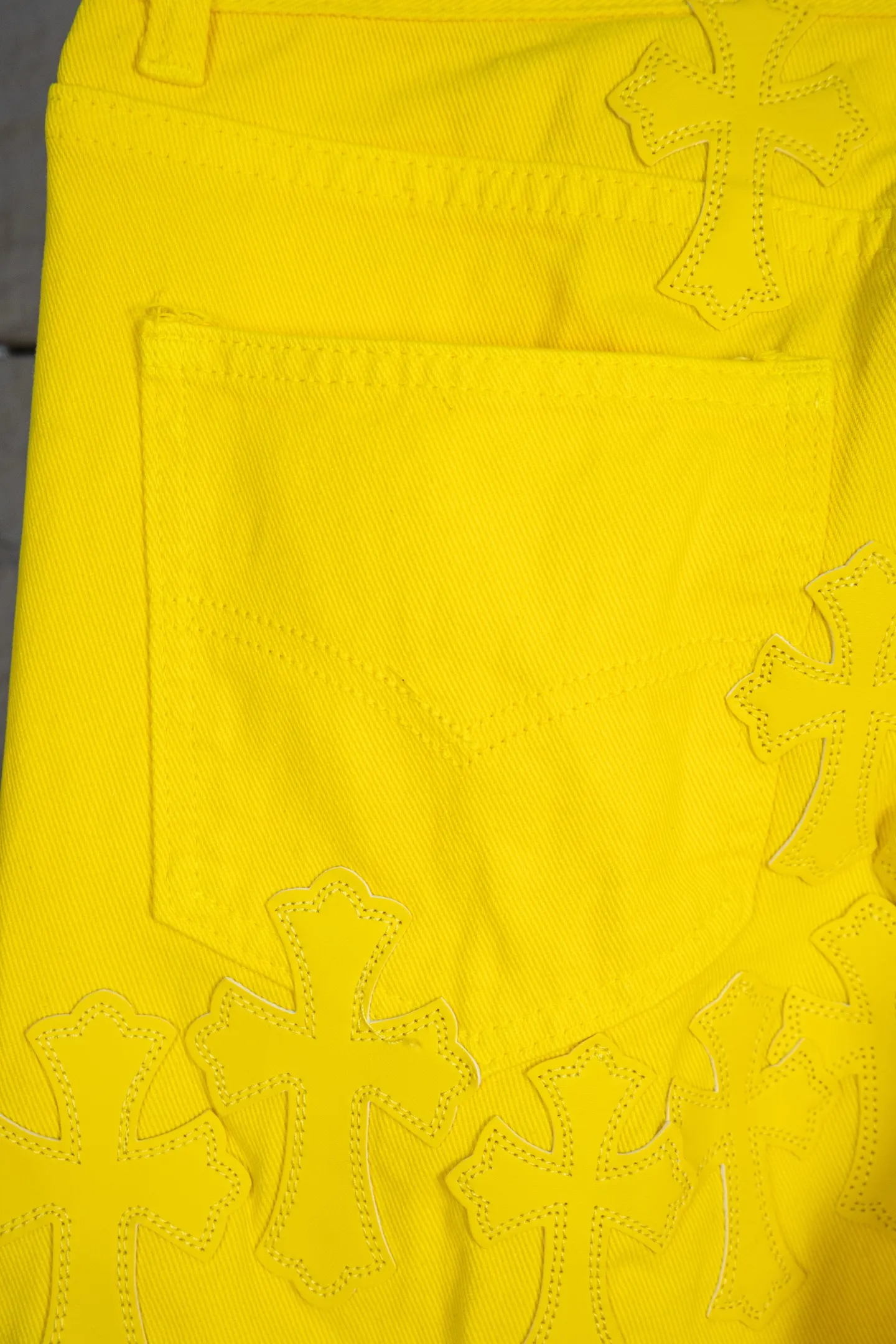 P290 top version CH Chromehearts 2025 new Paris-limited yellow large cross jeans, top ceiling quality, styles with different wash textures, very friendly to people with thin legs and thick legs, straight and loose version very flattering leg shape, timeless moderate length, easy to match with casual, basic styling for various styles, a must-have in the wardrobe! The fabric is stiff but also makes the upper body soft without losing texture. The washing process is even more perfect. It is a must-have item for everyone! ! ! Washed wheat, hang tag, pants label, three complete labels, color: yellow, size: 28, 30, 32, 34